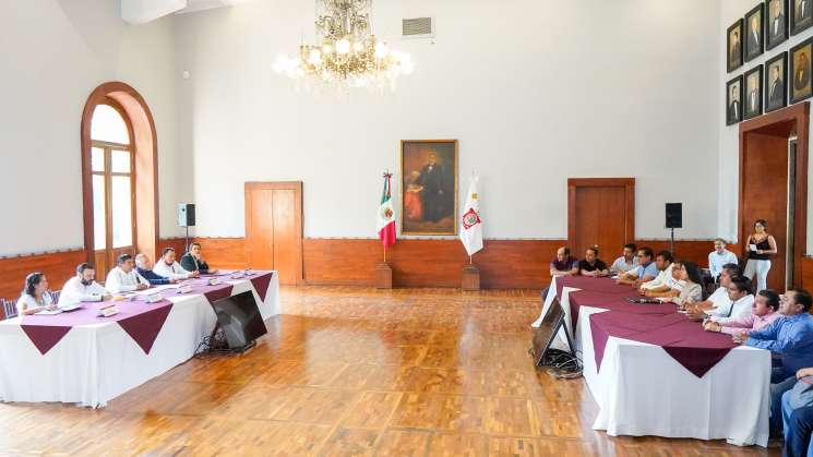 Gobierno de Oaxaca entrega respuestas a pliego de SNTE