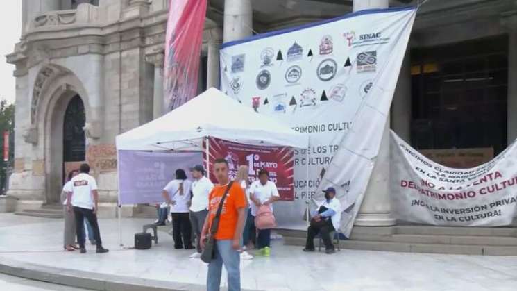 Cierran trabajadores Bellas Artes, exigen plazas irregulares