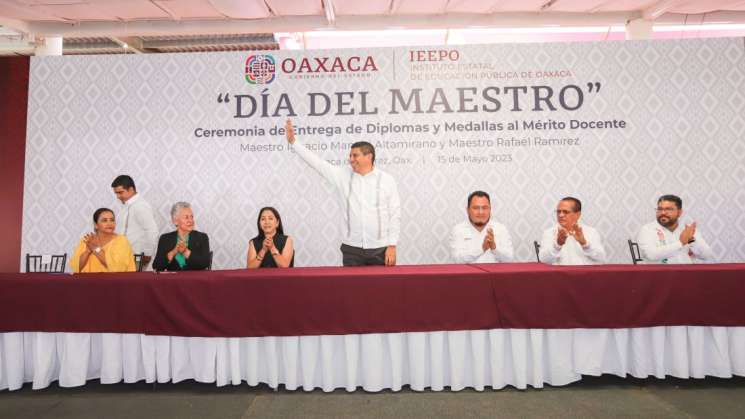 Gobernador entrega 543 diplomas y medallas al Mérito Docente