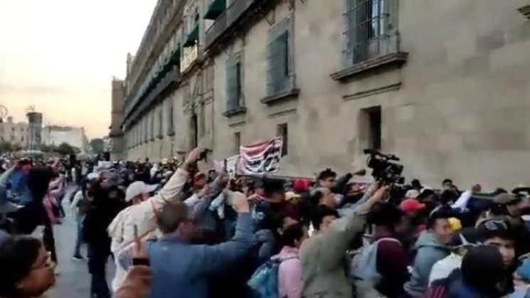 Maestros de la CNTE se manifiestan en Palacio Nacional