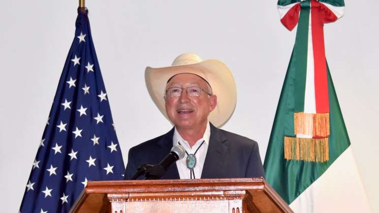 Ken Salazar: Está ‘quebrado’ el sistema migratorio en EU