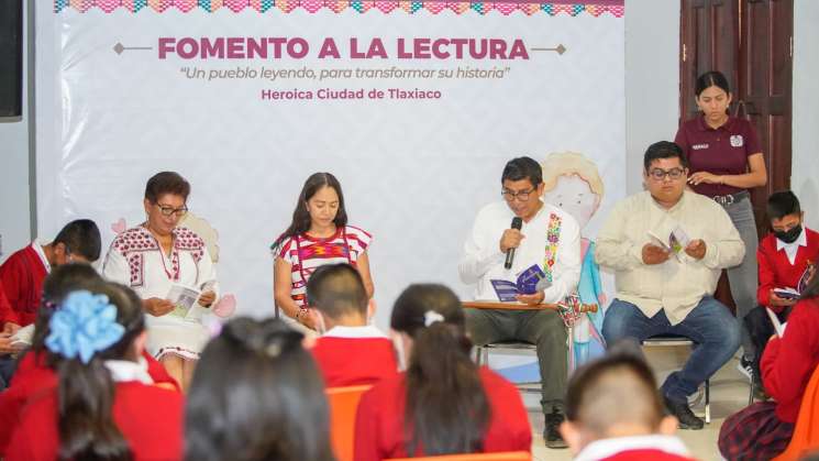 Salomón Jara en círculo de lectura con estudiantes de Tlaxiaco