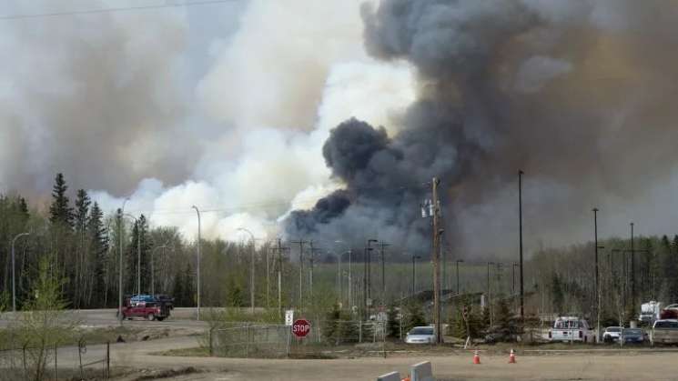 Casi 400 incendios y humo están devastando a EU y Canada