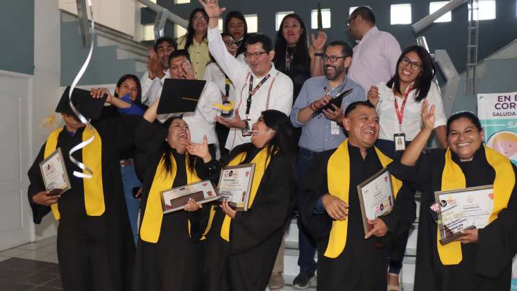 Instituto OXXO gradúa a 5 nuevos licenciados en Oaxaca 