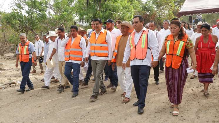 Inicia Salomón Jara pavimentación en Santa María Jicaltepec