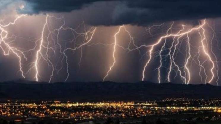 Alertan sobre lluvias, descargas eléctricas y vientos en Oaxaca