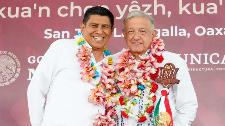 Inaugura AMLO camino de Coatecas Altas a San Juan Lachigalla