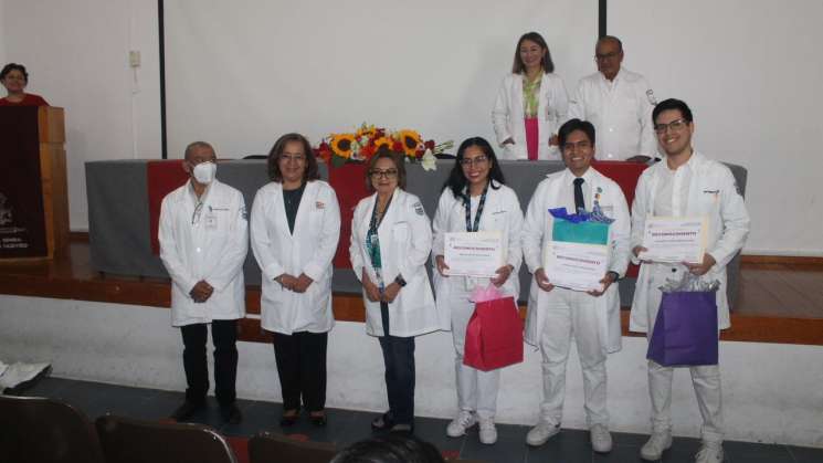 Egresa LVII generación de médicos internos de pregrado en Oaxaca