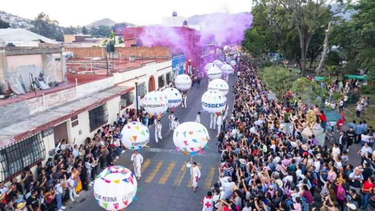 Miles disfrutan el Desfile de Delegaciones previa a Guelaguetza