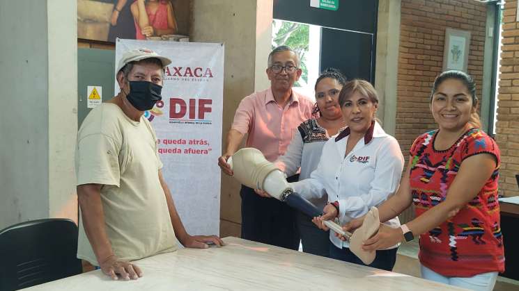 Entrega DIF Oaxaca prótesis de pierna al señor Platón Santiago 