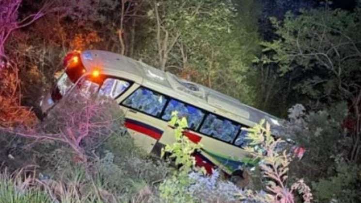 Atienden a víctimas del accidente carretero en Nejapa de Madero