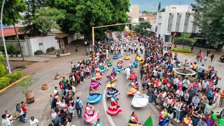 Jubiloso desfile de delegaciones anuncia octava de Guelaguetza