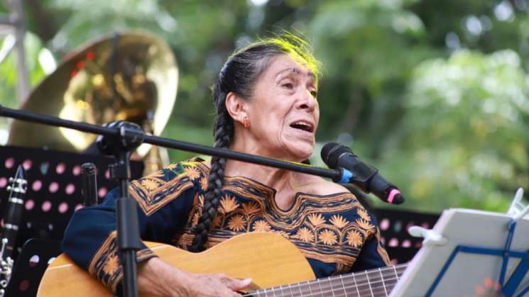 Cautiva concierto de Oaxaqueñísimas en la Alameda de León 