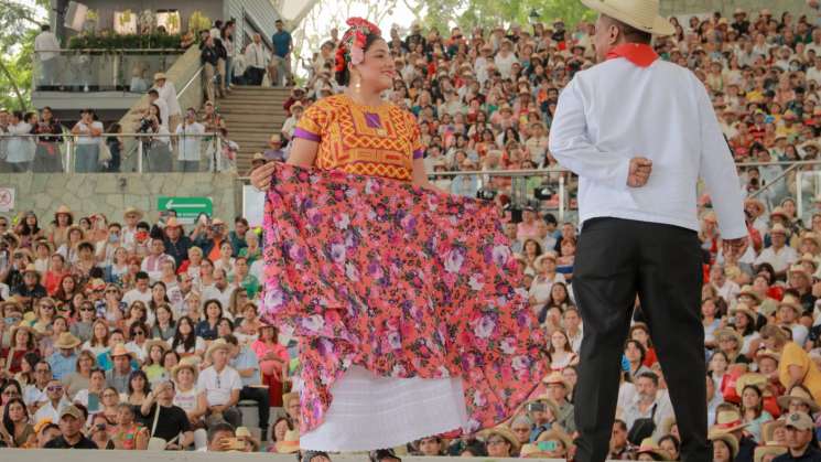 Vive Oaxaca una espléndida Guelaguetza 2023; miles la abarrotan 