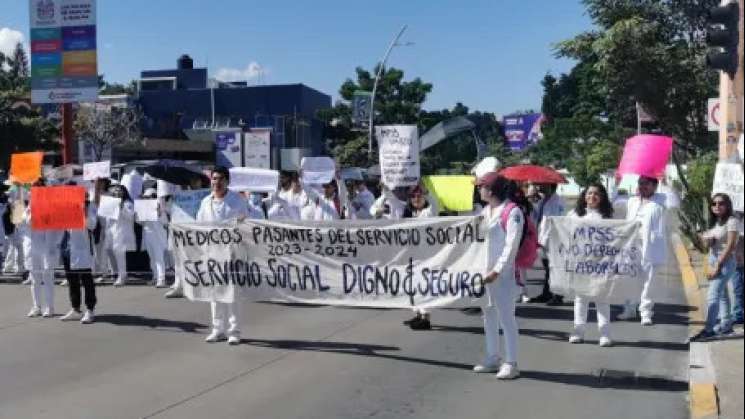 Pasantes de medicina en Oaxaca marchan, piden seguridad y plazas 