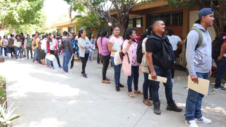 Cumple IEEPO entrega de beca mensual a medio Indigena