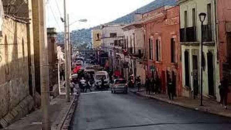 En Oaxaca trabajadores de salud bloquean calles de la capital