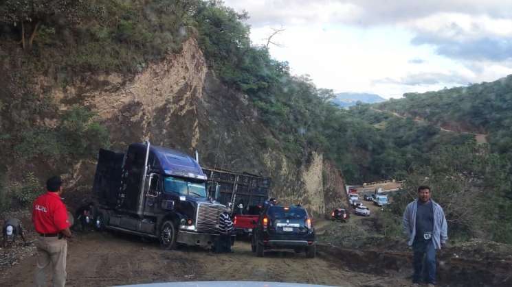 Exhorta PC evitar circular por carretera Barranca larga a costa