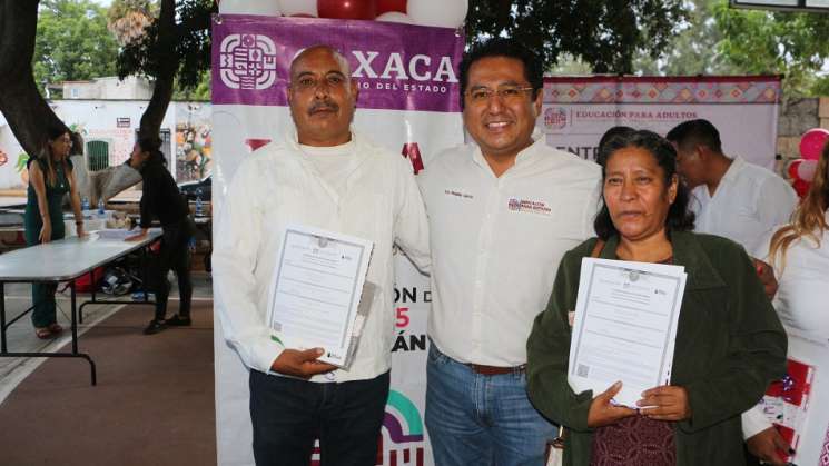 Entrega IEEA 41 certificados de primaria y secundaria en Zaachila