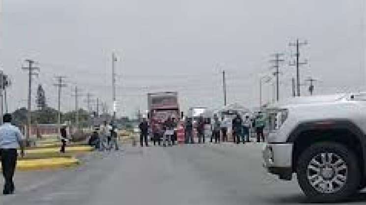 Bloquean padres de familia carretera en la Cañada de Oaxaca