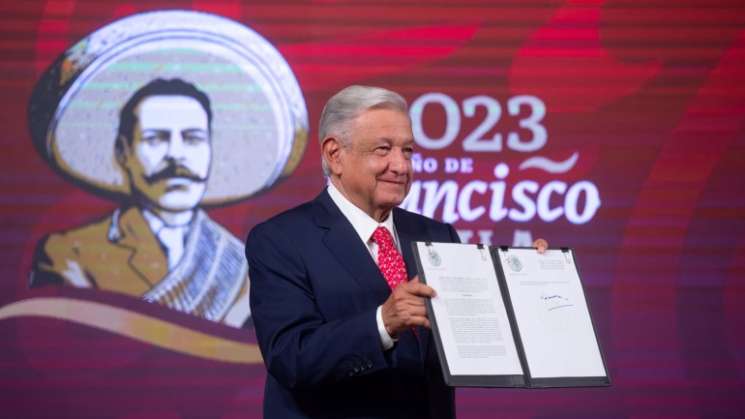 AMLO firma decreto que protege tierras de pueblos originarios