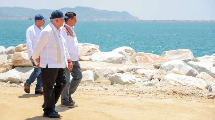 AMLO y Salomón Jara supervisan avances en Puerto de Salina Cruz