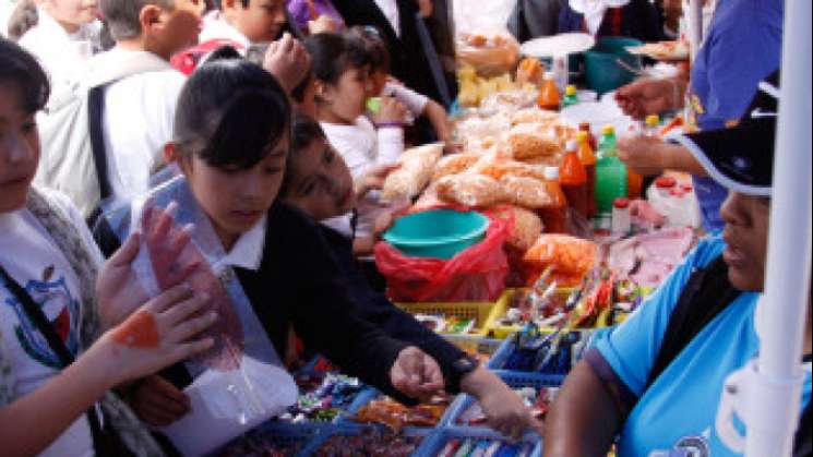 98% de escuelas en México permiten venta de comida chatarra