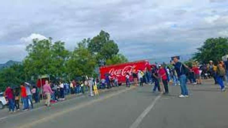 Bloquea SITEM carretera federal 190, piden atención del sindicato