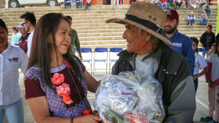 Llegan dotaciones alimentarias del DIF Oaxaca a la Sierra Sur