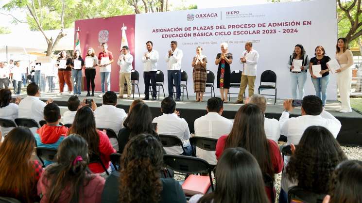 Entrega Gobierno del Estado mil 639 plazas a normalistas