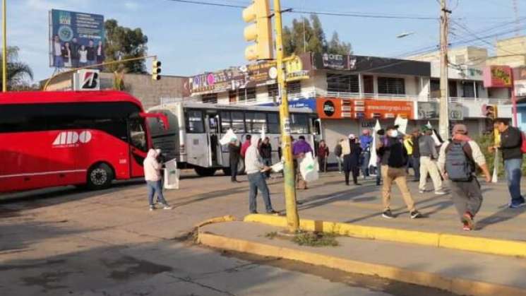  Protestan con bloqueos en Oaxaca ex empleados del IEBO