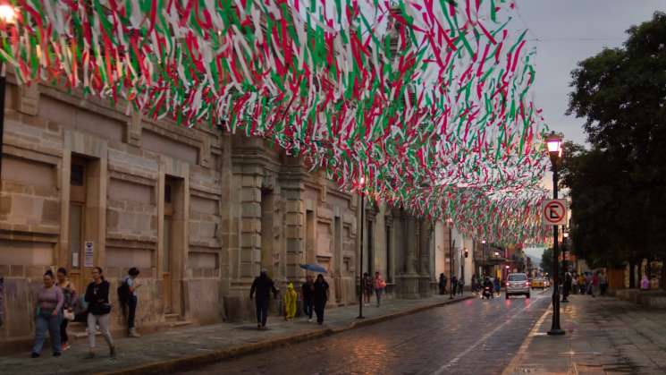 Por fiestas patrias embellecen calles en la capital oaxaqueña 