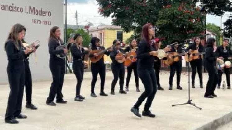 En Oaxaca,debuta primera tuna universitaria femenil  