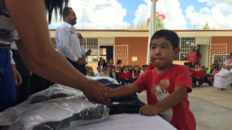 Garantiza IEEPO entrega de uniformes para alumnos de primaria 