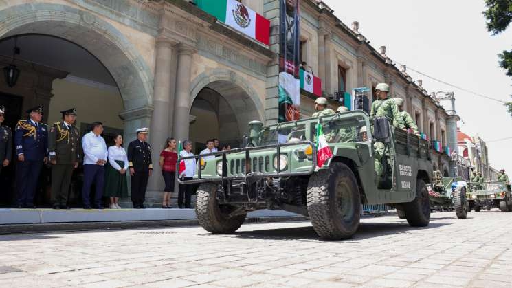 Vive pueblo de Oaxaca con orgullo y patriotismo desfile patrio 