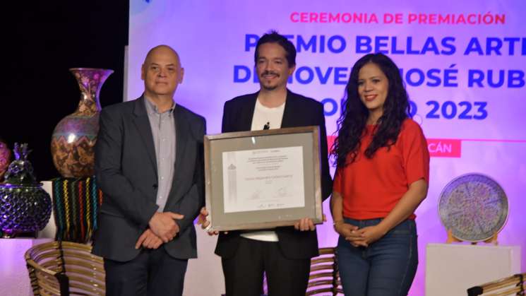 Recibe Carlos Alejandro Calles Premio Bellas Artes de Novela 