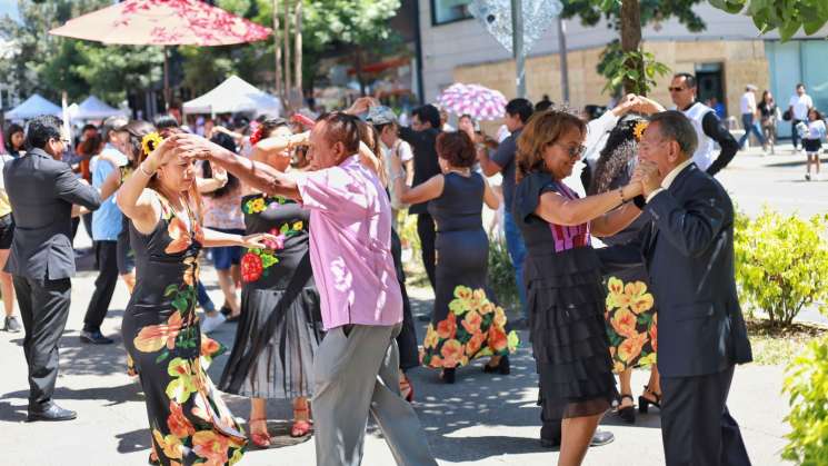 Disfrutan familias del danzón en la Divertiruta    