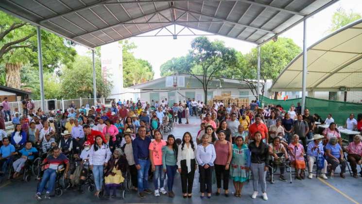 En Valles Centrales reciben aparatos funcionales del DIF Oaxaca