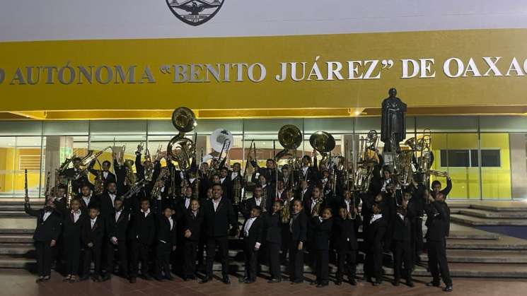 Banda Infantil de Totontepec toca para preservar la cultura