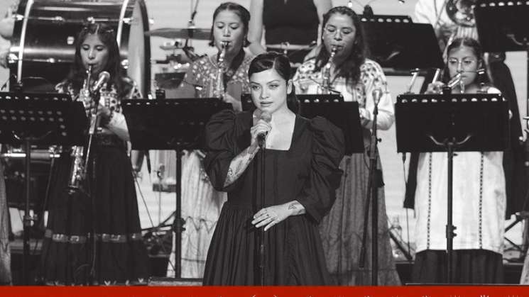 Mon Laferte y Mujeres del Viento Florido en el Bellas Artes