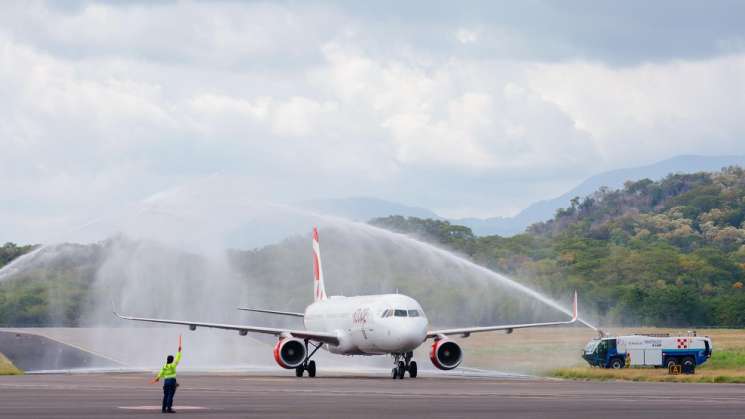 Recibe Huatulco 1er vuelo de Air  Canada Vacations por temporada