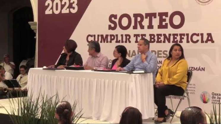 Entregan premios del sorteo “Cumplir te beneficia” en Oaxaca 