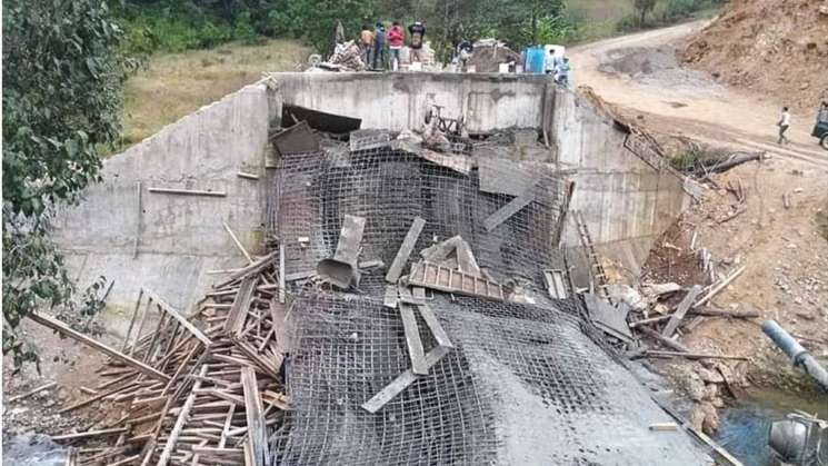 En Tamazulapan, Oaxaca, Puente en construcción se desploma