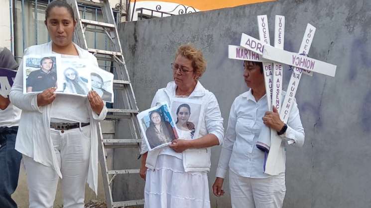 Retiran Memorial familia de victimas de multihomicida 