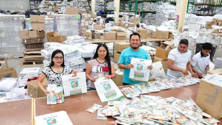 Alistan paquetes del Programa Útiles y Uniformes en Oaxaca 