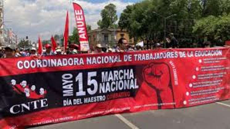 Realiza CNTE marcha a Gobernación para mesa de diálogo 