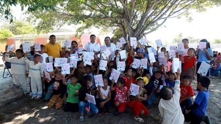 Entrega Seculta libro en ombeayiüts, realizado por niñ@s ikoots