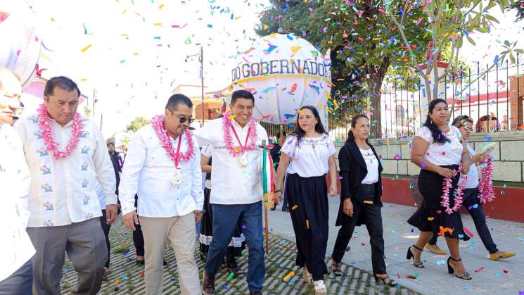 Llegan a Sebastián Tutla mejoras en salud, educación y alumbrado 