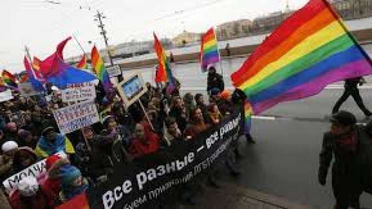 Por extremistas, Rusia prohíbe el movimiento LGBT