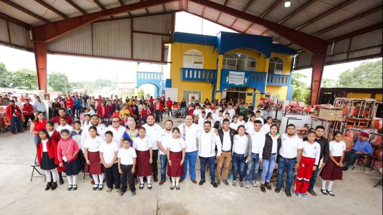 Reciben 29 escuelas de Chimalapas mobiliario y equipo por 1.5 mdp